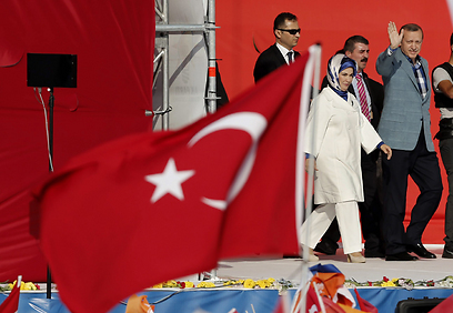 ארדואן ואשתו עולים לבמה באיסטנבול (צילום: EPA)