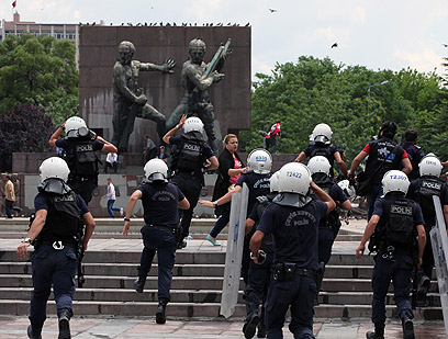 מוברחים על ידי המשטרה (צילום: AP)