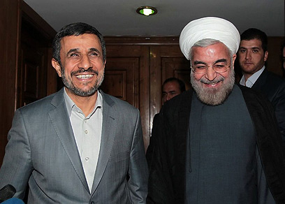 רוחאני ואחמדינג'אד. הנשיא החדש יוביל שינוי? (צילום: AFP PHOTO / HO / IRANIAN PRESIDENCY WEBSITE)