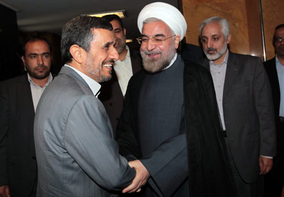 זה שבא וזה שהולך. רוחאני עם אחמדינג'אד (צילום: AFP PHOTO / HO / IRANIAN PRESIDENCY WEBSITE)