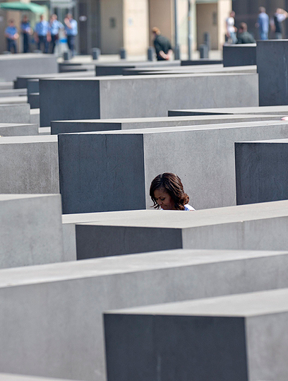 אובמה במבוך הבטון של אנדרטת השואה (צילום: רויטרס)