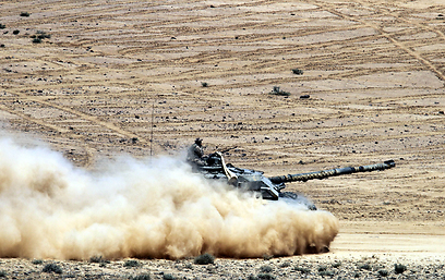 טנק שועט במדבר (צילום: AFP)