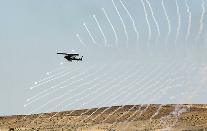 מסוק יורה נורים (צילום: AFP)