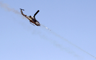 מסוק יורה טיל (צילום: AFP)