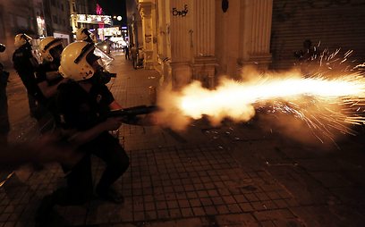 פיזור מפגינים בטורקיה. מרקל הביעה סלידה, והטורקים כועסים (צילום: EPA)