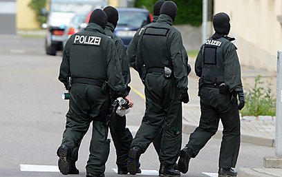 השוטרים בפשיטה בגרמניה                (AP)