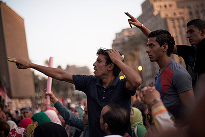מפגינים בקהיר נגד הנשיא (צילום: AP)
