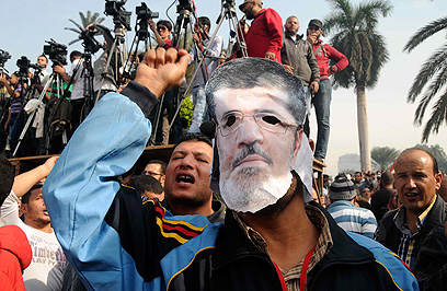 מפגינים נגד הנשיא מורסי בקהיר (צילום: AP)
