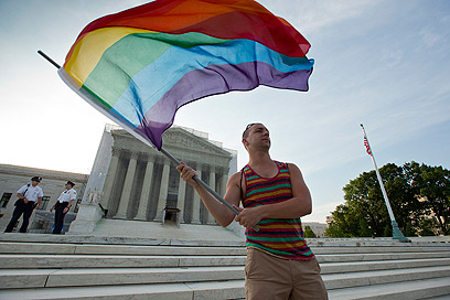 דגל הגאווה מול בית המשפט העליון בוושינגטון (צילום: AP)