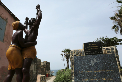 האנדרטה לזכר העבדים באי. כיום המבצר הנורא הוא מוזיאון (צילום: רויטרס)