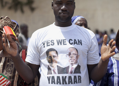 "כן אנחנו יכולים. תקווה". מעריץ עם חולצה של אובמה והנשיא סל (צילום: AP)
