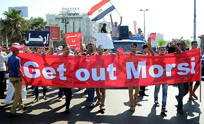 פעילים נגד מורסי ברחובות אלכסנדריה (צילום: AFP)