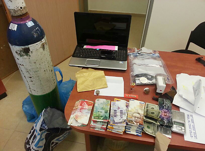 כסף וסמים נתפסו במסיבה  (צילום: באדיבות דובר מחוז שי)