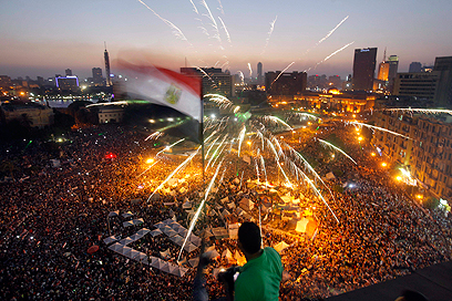 ארבעה שרים התפטרו לאות הזדהות עם המפגינים. כיכר תחריר בקהיר (צילום: AP)