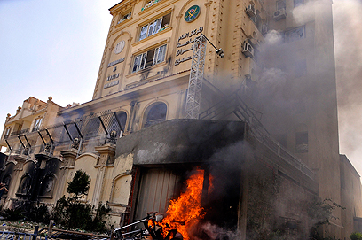 מתנגדי השלטון הסתערו על מטה "האחים המוסלמים" בקהיר והציתו אותו (צילום: EPA)