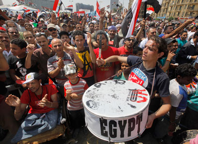 המפגינים בקהיר חוגגים בעקבות האולטימטום שהציב הצבא (צילום: AP)