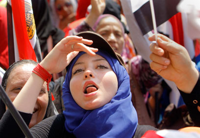 קוראים להדחת הנשיא האיסלאמיסטי. מפגינים בכיכר תחריר בקהיר (צילום: AP)