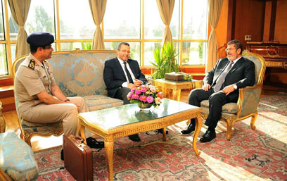 פגישה מתוחה. מורסי, ראש הממשלה קנדיל ומפקד הצבא א-סיסי (צילום: AP)