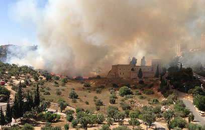 שריפה בלב ירושלים, היום (צילום: יונתן גל)