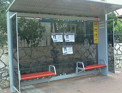 הכרזות נתלו גם על תחנות אוטובוס (צילום: באדיבות המשטרה)