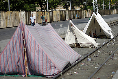 אוהלים מחוץ לארמון הנשיאות (צילום: AFP)