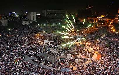 מיליוני המתנגדים למורסי בתחריר (צילום: EPA)