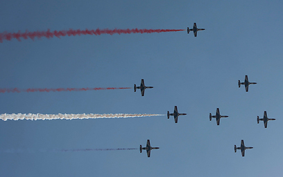 חיל האוויר המצרי צובע את השמיים בצבעי דגל הלאום, היום (צילום: רויטרס)