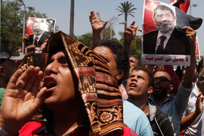 מפגינים בעד מורסי בצהריים בקהיר (צילום: רויטרס)