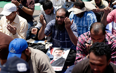 האיסלאמיסטים תומכי האחים מתפללים בקהיר בצהריים (צילום: AP)
