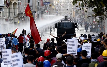ההמונים חוזרים למחות באיסטנבול  (צילום: EPA)