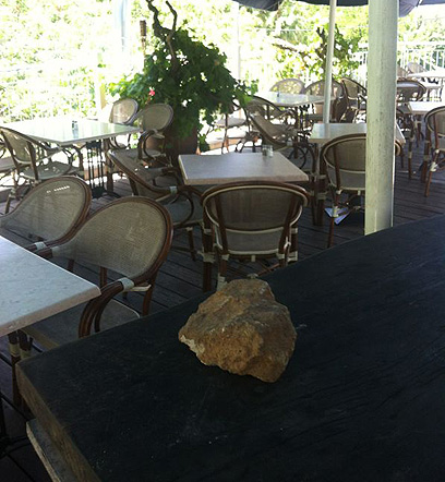 אבן גדולה שנזרקה אל המסעדה (צילום: מאור)