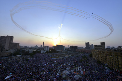 המצדדים בהפיכה, אמש בתחריר. מטוסי חיל האוויר בשמיים (צילום: EPA)