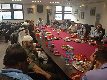 בכירי המגזר בישיבה מיוחדת עם קציני המשטרה (צילום: שאקר נאטור)