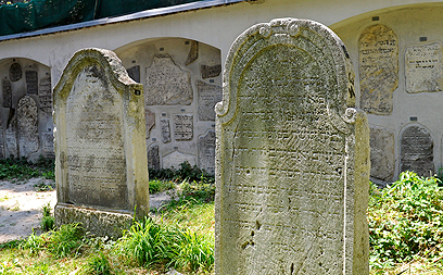 מצבות בבית הקברות. יגיע לרמה של בית הקברות בפראג (צילום: AP)