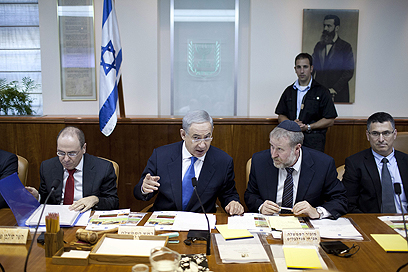 ישיבת ממשלת ישראל. גם האופוזיציה מבטיחה תמיכה "אם יהיה צורך" (צילו: גטי אימג'בנק)