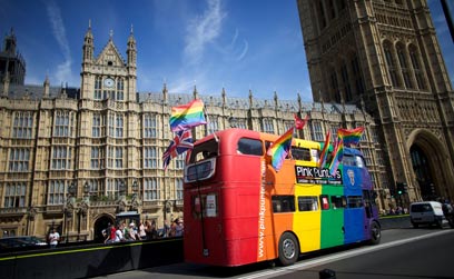 האוטובוס המסורתי נצבע בצבעי הגאווה (צילום: AFP)