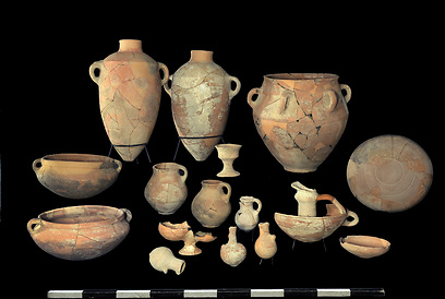 כלים שנמצאו באתר  (צילום: חברת  Skyview, באדיבות האוניברסיטה העברית ורשות העתיקות )