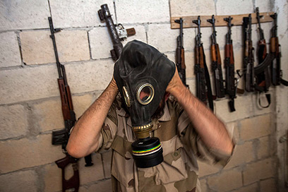 מורד מודד מסכת גז, שלל מצבא סוריה (צילום: AFP)