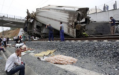 "הרכבת נסעה כל כך מהר". זירת התאונה בספרד (צילום: רויטרס)