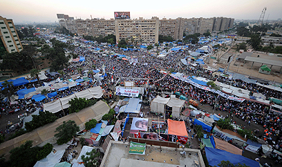 מחנה תומכיו של מורסי מחוץ למסגד בקהיר (צילום: AFP)