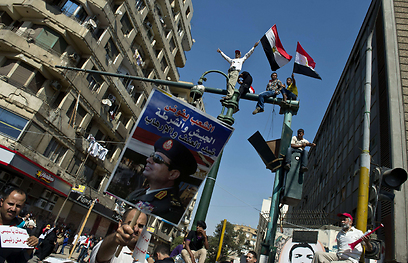 תמונתו של א-סיסי מתנוססת על כרזה בכיכר תחריר (צילום: AFP)