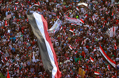 ההמונים עם דגלי מצרים (צילום: רויטרס)
