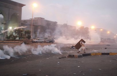 המהומות פרצו לאחר שהמשטרה ניסתה לפזר מפגינים בגז מדמיע (צילום: רויטרס)