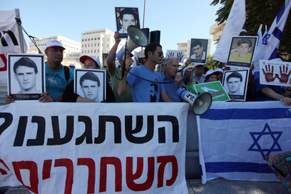 מפגינים נגד שחרור האסירים. ירושלים, הבוקר (צילום: גיל יוחנן)