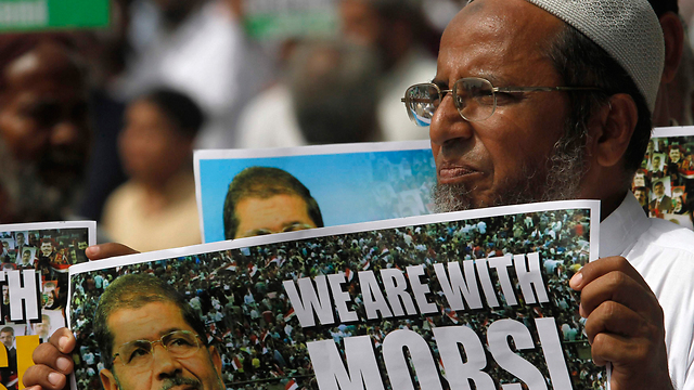 "אנחנו עם מורסי". מפגינים בקראצ'י שבפקיסטן  (צילום: רויטרס)