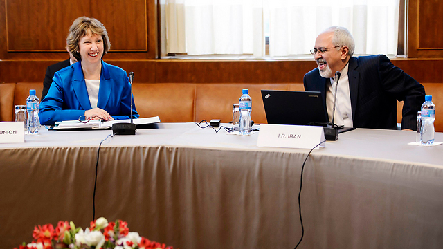 Catherine Ashton with Iran FM Zarif in Geneva (Photo: Reuters)