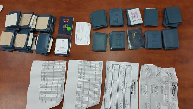 התעודות המזויפות שנתפסו ביום הבחירות (צילום: משטרת מחוז ירושלים)