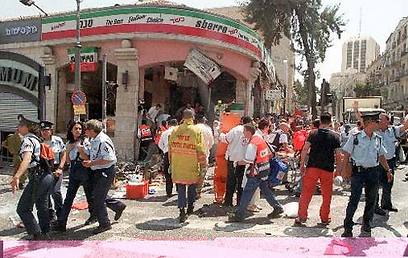 הפיגוע במסעדת סבארו בירושלים בשנת 2001 (צילום: אי פי)