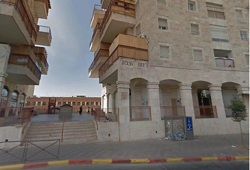 ירמיהו 60, ירושלים. כניסה משותפת לכולל ולספרייה (צילום: Google Maps)