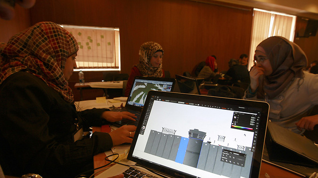 מתכנתות פלסטיניות ברמאללה. למה לשכור עובדי הייטק מהודו? (צילום: AP)